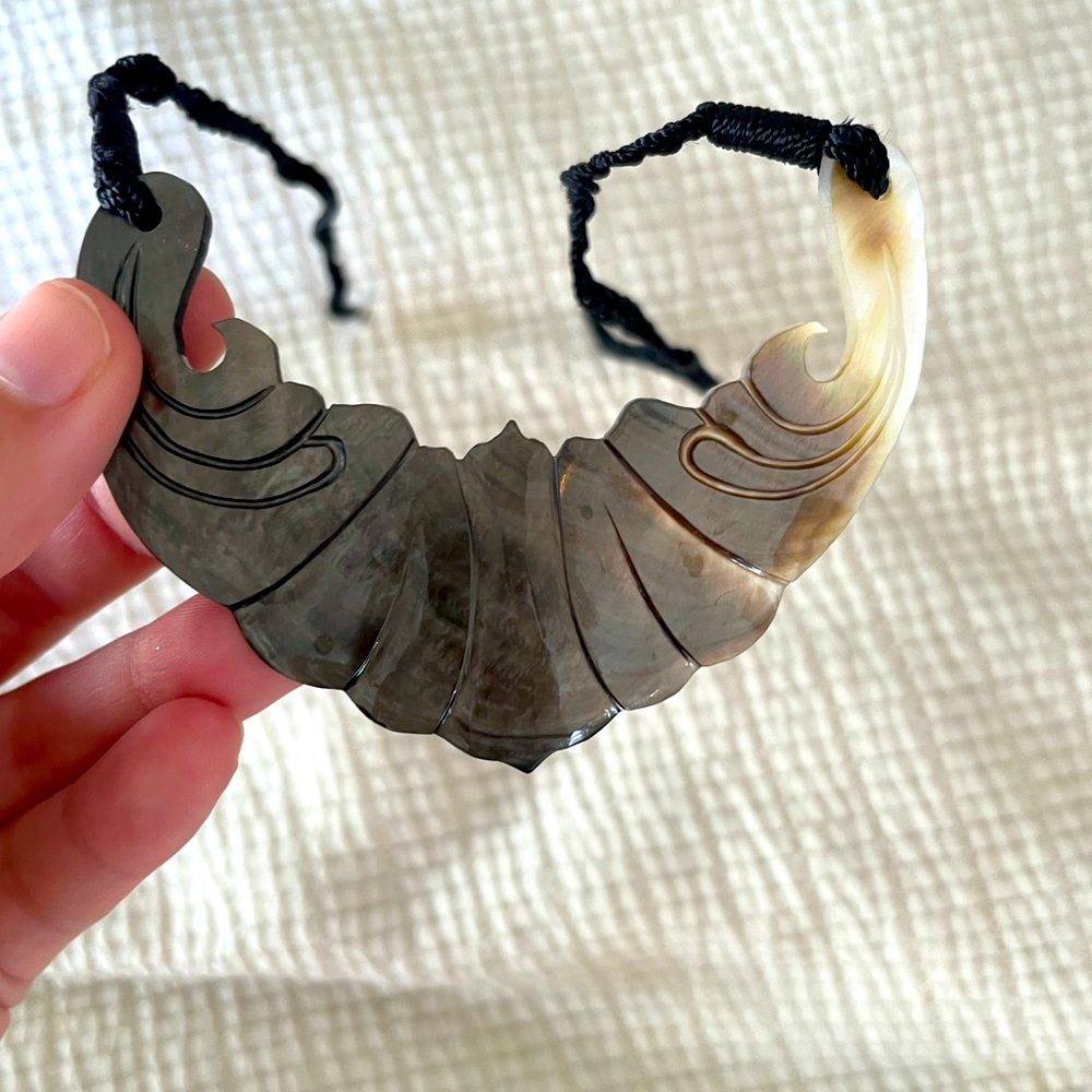 NECKLACE mother of pearl carved